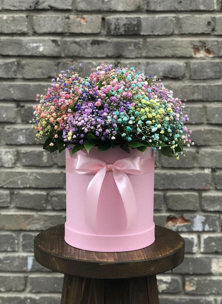 Цветочная композиция из Гипсофила и Розы в шляпной коробке в Нижних-Сергах