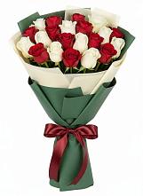 Букет Микс из красных и белых роз в Нижних-Сергах