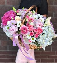 Цветочная композиция из Розы, Хризантемы, Пионы и Лизиантусы в корзине в Нижних-Сергах