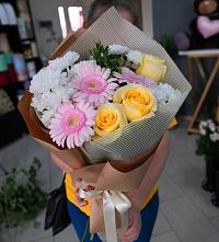 Букет цветов из:  Герберы, Розы и Хризантемы в Нижних-Сергах