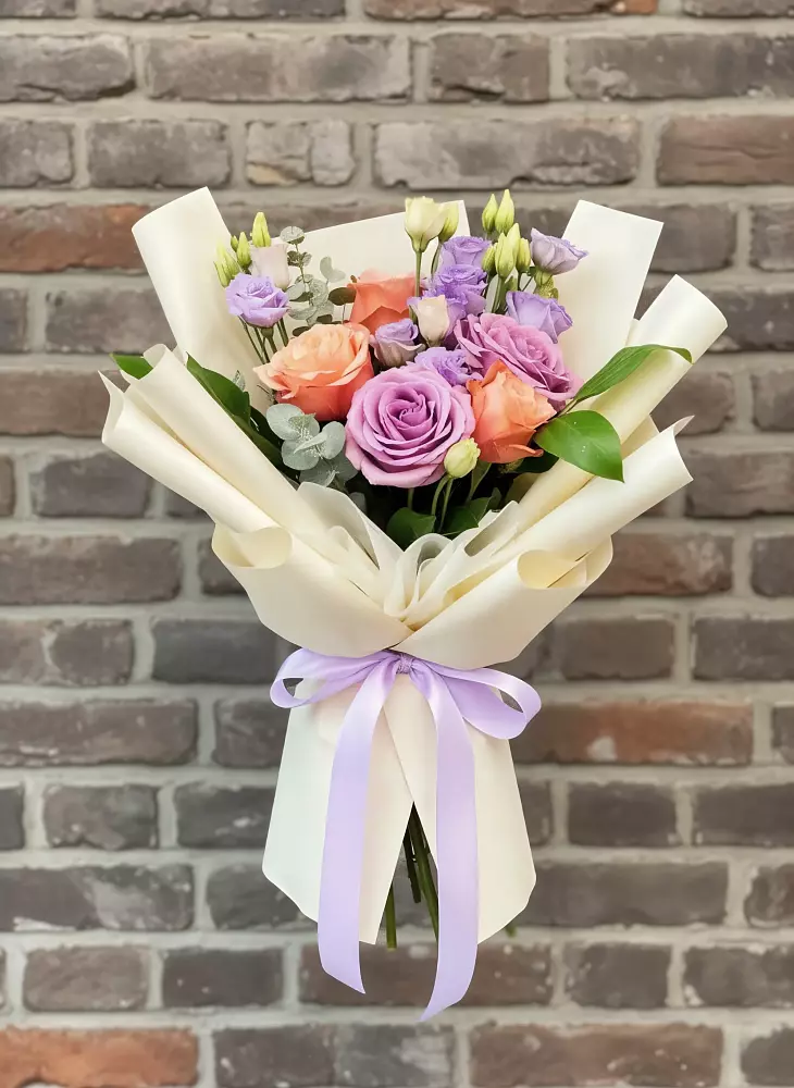 Букет цветов из: Лизиантусы и Розы в Нижних-Сергах