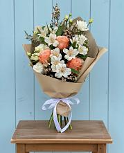 Букет цветов из:  Альстромерии, Лизиантусы, Розы и Хризантемы в Нижних-Сергах