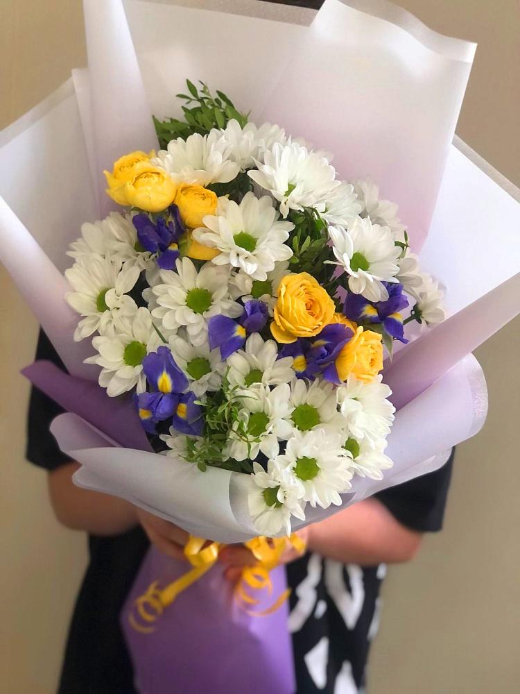 Букет цветов из: Ирисы, Хризантемы и Розы в Нижних-Сергах