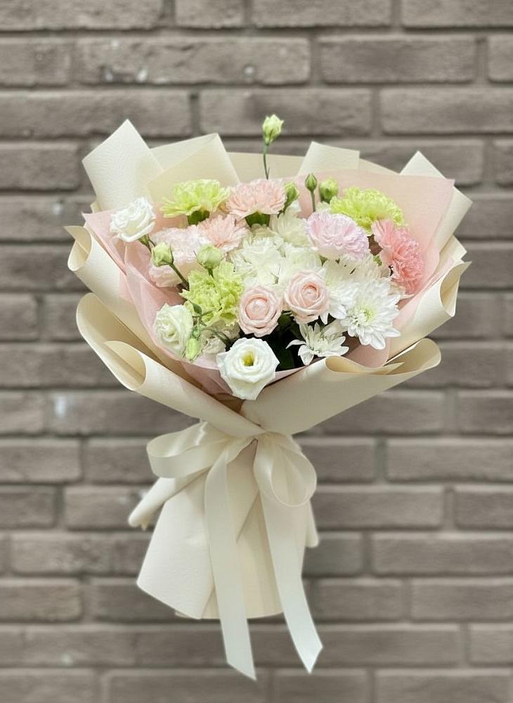 Букет цветов из: Гвоздики, Розы, Лизиантусы и Хризантемы в Нижних-Сергах