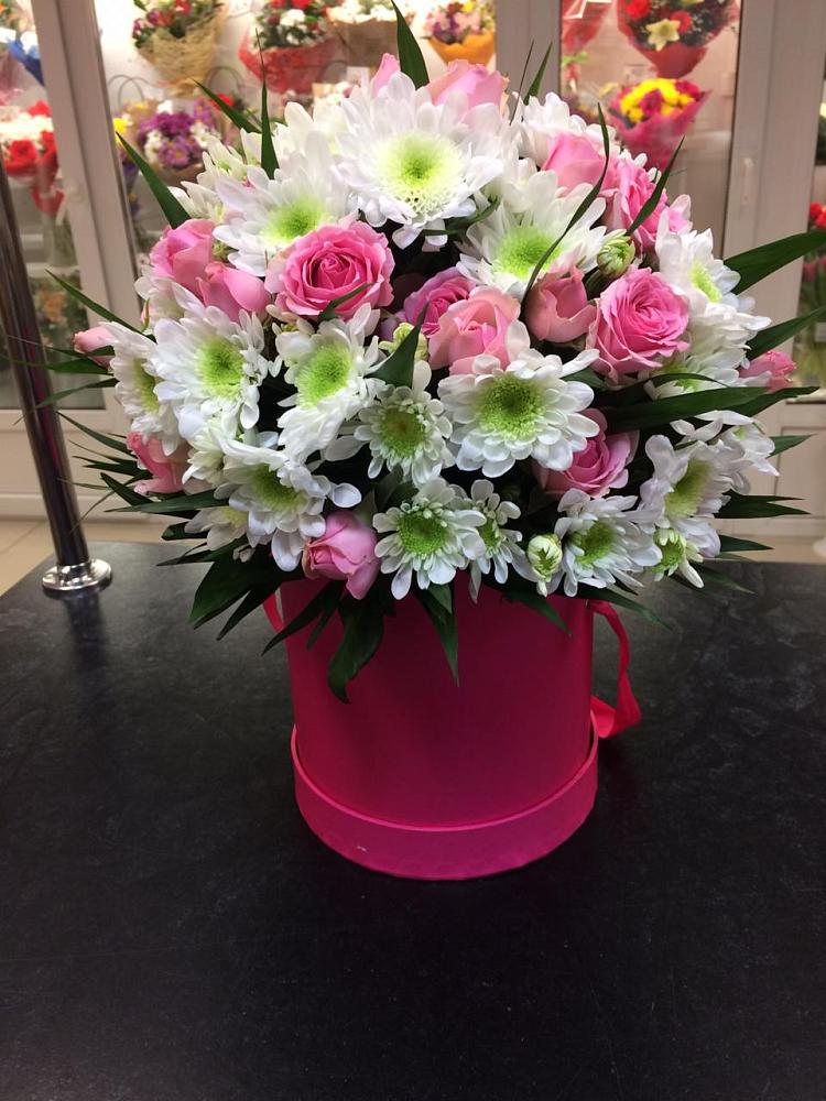 Цветочная композиция из Розы и Хризантемы в шляпной коробке в Нижних-Сергах