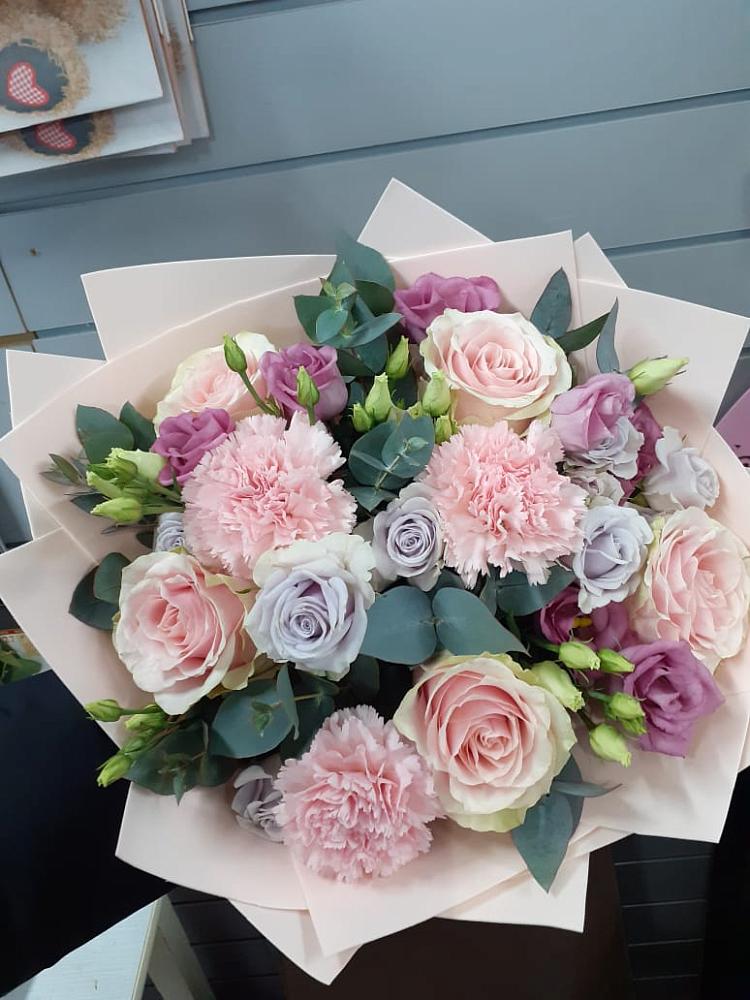 Букет цветов из: Розы, Гвоздики и Лизиантусы в Нижних-Сергах