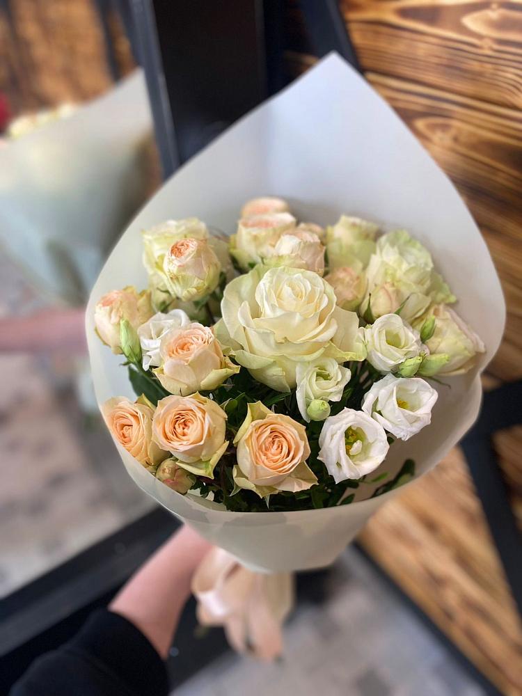 Букет цветов из: Розы и Лизиантусы в Нижних-Сергах